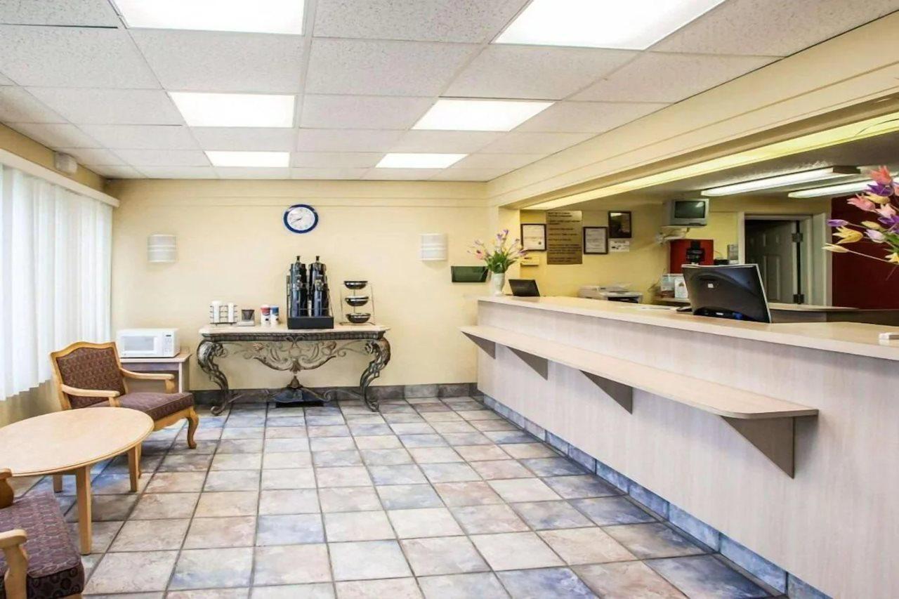 Relax Inn Saint Charles Exterior photo